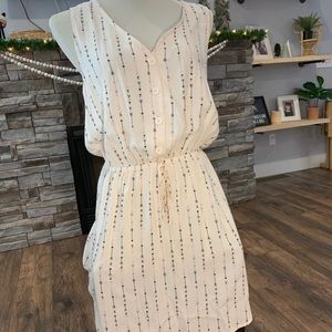 Cream arrow print dress. Has pockets!